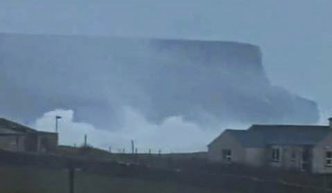Βίντεο που κόβει την ανάσα: Δείτε ΤΕΡΑΣΤΙΑ κύματα να προκαλούν ΠΑΝΙΚΟ στους κατοίκους [video] - Φωτογραφία 1