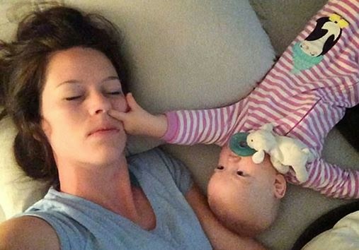 Η… άνιση μάχη του να προσπαθείς να κοιμηθείς με ένα μωρό [video] - Φωτογραφία 1