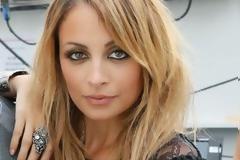 Δείτε τι ΚΟΥΚΛΑΡΑ είναι η αδελφή της Nicole Richie [photos]