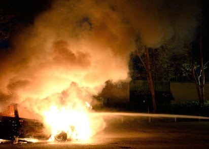 Αυτοκίνητο πήρε φωτιά εν κινήσει έξω από την Καλαμπάκα! - Φωτογραφία 1
