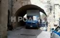 Απίστευτες εικόνες στη Ρόδο -Φορτηγό φράκαρε στην είσοδο της Παλαιάς Πόλης...[photos] - Φωτογραφία 2