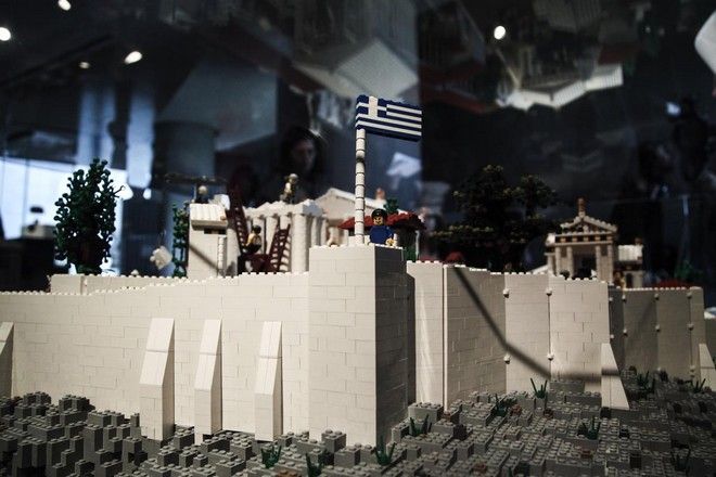 Η Ακρόπολη αλλιώς: Ο Ιερός Βράχος και τα Γλυπτά του Παρθενώνα με 120.000 τουβλάκια Lego [photos] - Φωτογραφία 2