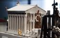Η Ακρόπολη αλλιώς: Ο Ιερός Βράχος και τα Γλυπτά του Παρθενώνα με 120.000 τουβλάκια Lego [photos] - Φωτογραφία 7