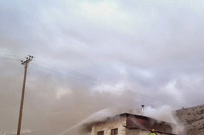 Δείτε φωτογραφίες από τη χθεσινή πυρκαγιά που ξέσπασε σε επιχείρηση μαρμάρων στη Καστοριά - Φωτογραφία 1