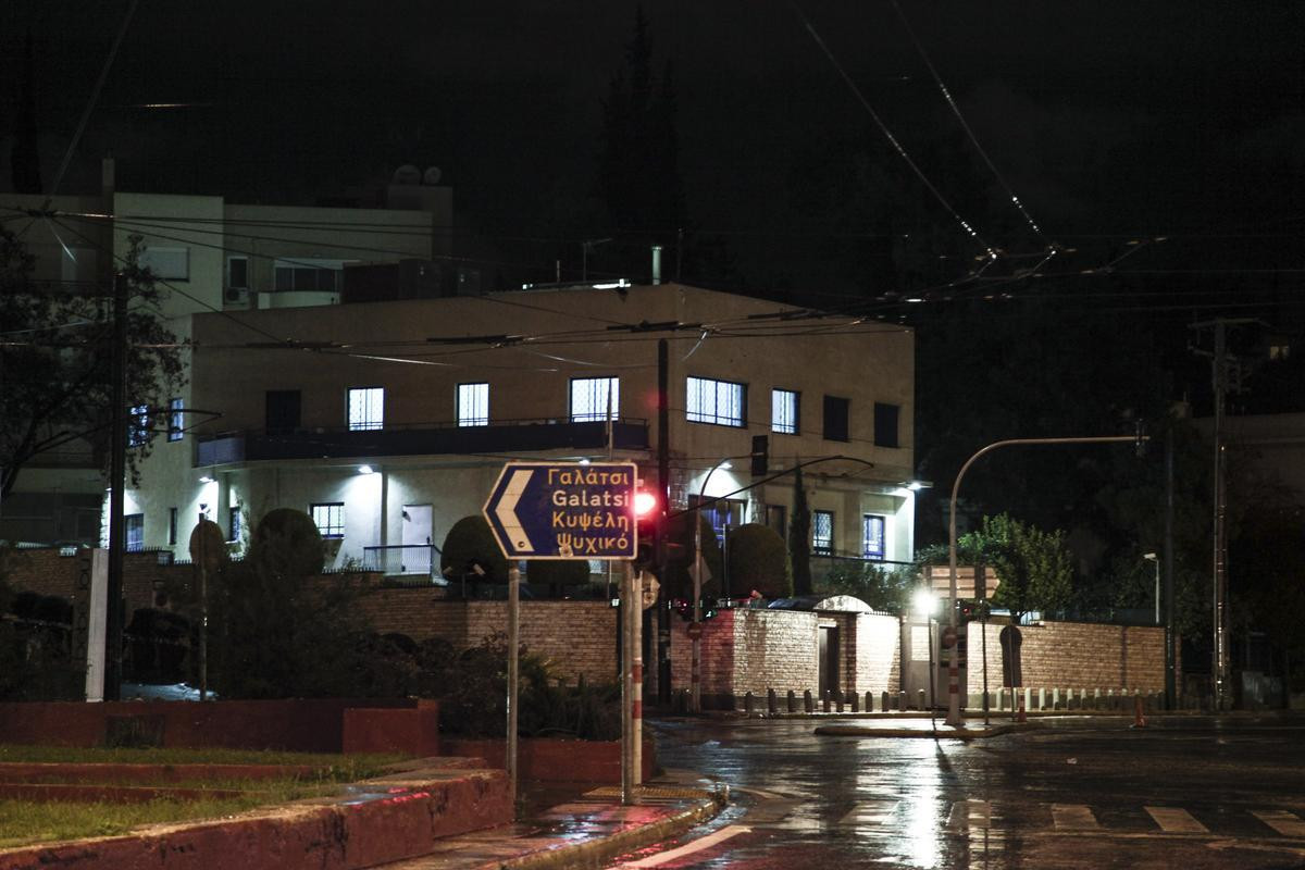 Επίθεση με καλάσνικοφ στην πρεσβεία του Ισραήλ -Πυροβόλησαν 54 φορές [εικόνες] - Φωτογραφία 2