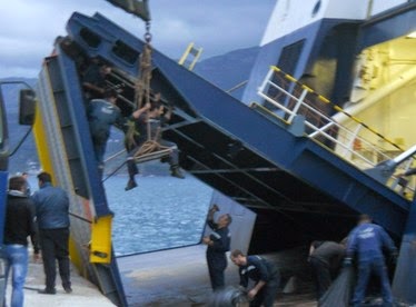 ΤΡΟΜΟΣ στην Ικαρία: Επιβατικό πλοίο προσέκρουσε στο λιμάνι! [photos] - Φωτογραφία 1