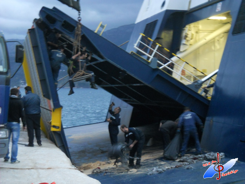 ΤΡΟΜΟΣ στην Ικαρία: Επιβατικό πλοίο προσέκρουσε στο λιμάνι! [photos] - Φωτογραφία 3