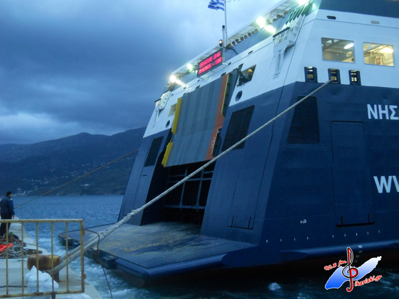 ΤΡΟΜΟΣ στην Ικαρία: Επιβατικό πλοίο προσέκρουσε στο λιμάνι! [photos] - Φωτογραφία 4