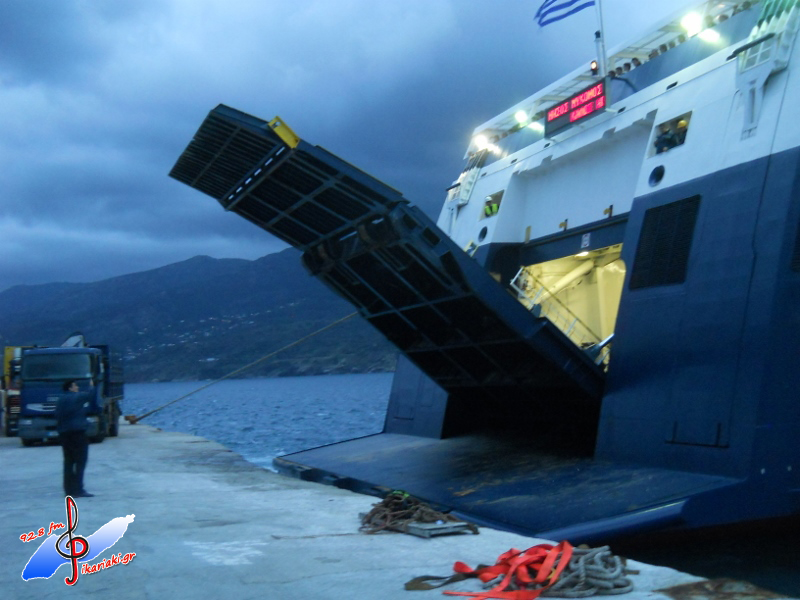 ΤΡΟΜΟΣ στην Ικαρία: Επιβατικό πλοίο προσέκρουσε στο λιμάνι! [photos] - Φωτογραφία 5