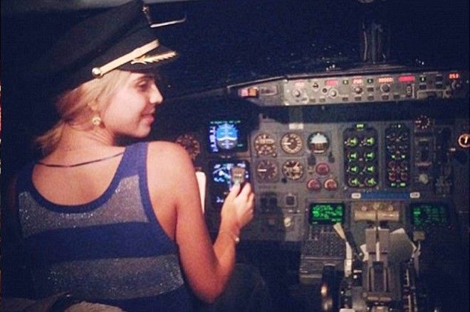 ΠΑΝΕΜΟΡΦΗ τραγουδίστρια ήταν η αιτία πιλότος να χάσει τη δουλειά του - Δείτε τι έκανε μαζί του, εν ώρα πτήσης... [photos] - Φωτογραφία 3