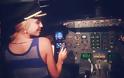 ΠΑΝΕΜΟΡΦΗ τραγουδίστρια ήταν η αιτία πιλότος να χάσει τη δουλειά του - Δείτε τι έκανε μαζί του, εν ώρα πτήσης... [photos] - Φωτογραφία 3