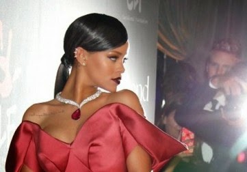 Η Rihanna έκλεψε τις εντυπώσεις από την Kim Kardashian στο Diamond Ball! [photos] - Φωτογραφία 1