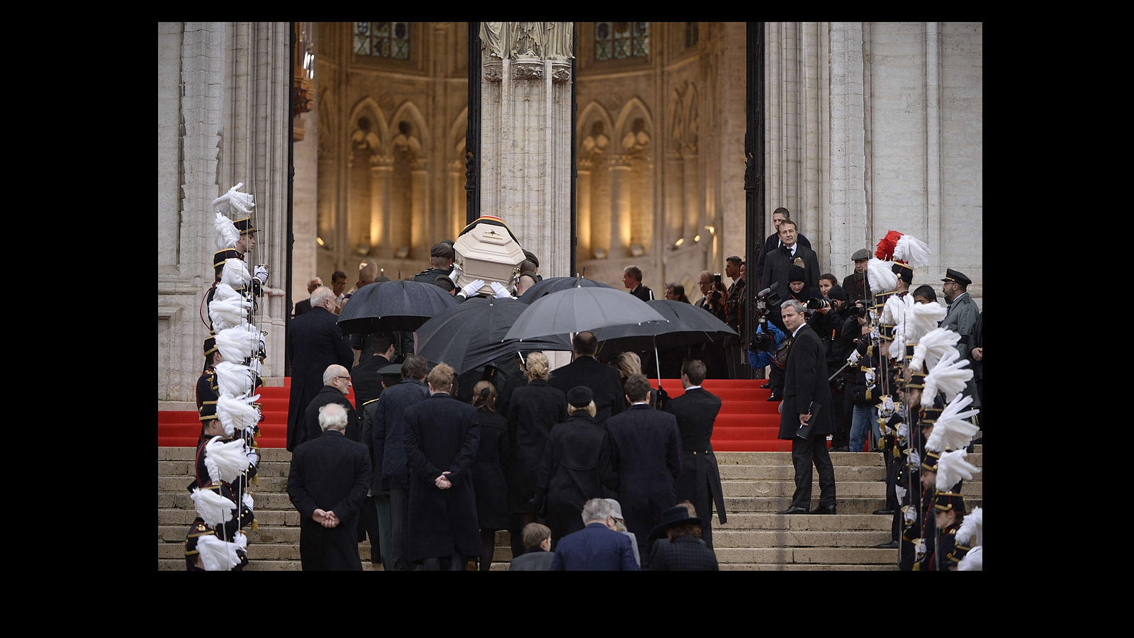 Με συγκίνηση και άφθονη μουσική το Βέλγιο αποχαιρέτισε την κοσμαγάπητη βασίλισσα Φαμπιόλα! [photos] - Φωτογραφία 4