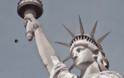 Μια παράξενη μαύρη ΑΜΟΡΦΗ μάζα στο Άγαλμα της Ελευθερίας! [video]