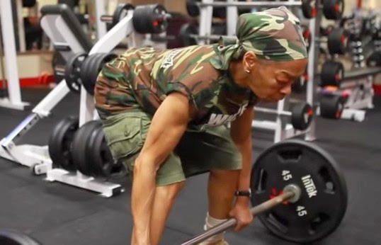 Aπίστευτη 77χρονη σηκώνει πάνω από 90 κιλά και κάνει push-ups με τα δάχτυλα... [video] - Φωτογραφία 1