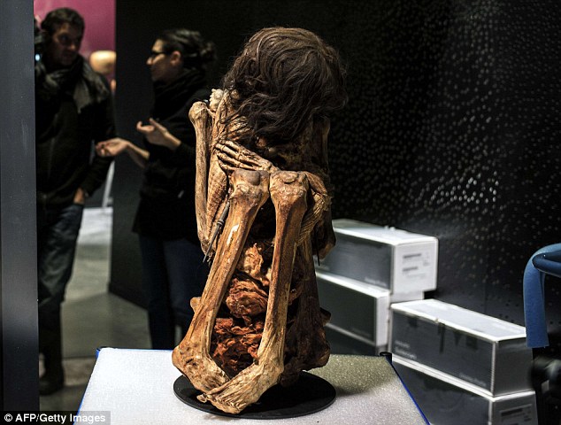 AΠΙΣΤΕΥΤΟ: Βρέθηκε μουμιοποιημένη γυναίκα 1.000 ετών, σε εμβρυακή στάση! [photos] - Φωτογραφία 2