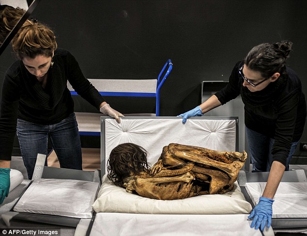 AΠΙΣΤΕΥΤΟ: Βρέθηκε μουμιοποιημένη γυναίκα 1.000 ετών, σε εμβρυακή στάση! [photos] - Φωτογραφία 7