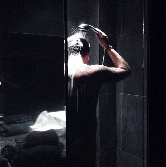 Γυμνός στο μπάνιο του φωτογραφήθηκε ο Γιώργος Μαζωνάκης - Φωτογραφία 2