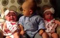 Η ξεκαρδιστική αντίδραση ενός μπόμπιρα που βρέθηκε για πρώτη φορά ανάμεσα σε δίδυμα μωρά [Video]