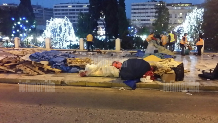 Τέλος οι Σύροι από Σύνταγμα: Απέραντη χωματερή η πλατεία [photos] - Φωτογραφία 4
