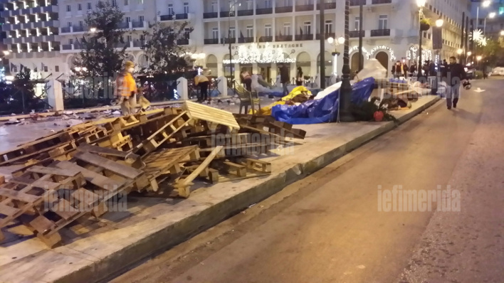 Τέλος οι Σύροι από Σύνταγμα: Απέραντη χωματερή η πλατεία [photos] - Φωτογραφία 5