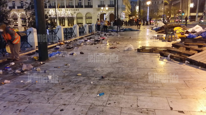 Τέλος οι Σύροι από Σύνταγμα: Απέραντη χωματερή η πλατεία [photos] - Φωτογραφία 6