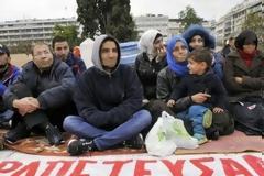 Τέλος οι Σύροι από Σύνταγμα: Απέραντη χωματερή η πλατεία [photos]