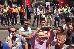 Έχει ξεφύγει ο κόσμος: Βγάζουν selfie έξω από την καφετέρια με τους ομήρους στο Σίδνεϊ [photos]