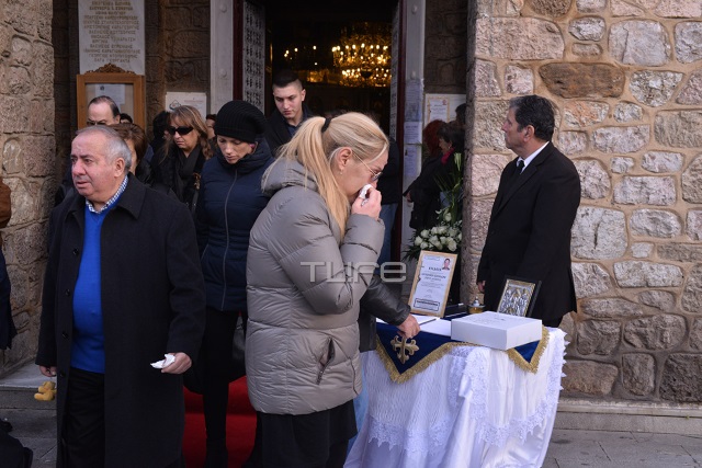 Θλίψη στην κηδεία του Τόνυ Άντονυ – Με δάκρυα στα μάτια τον αποχαιρέτησαν οι φίλοι του [photos] - Φωτογραφία 2