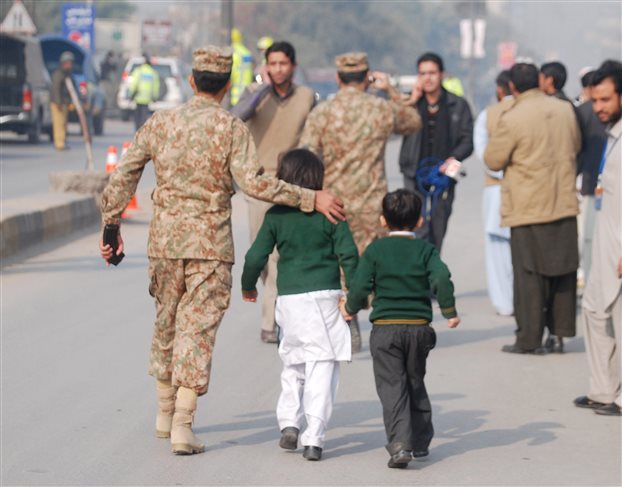 Πακιστάν: Νεκροί τουλάχιστον 84 μαθητές σε επίθεση Ταλιμπάν σε σχολείο - Φωτογραφία 1