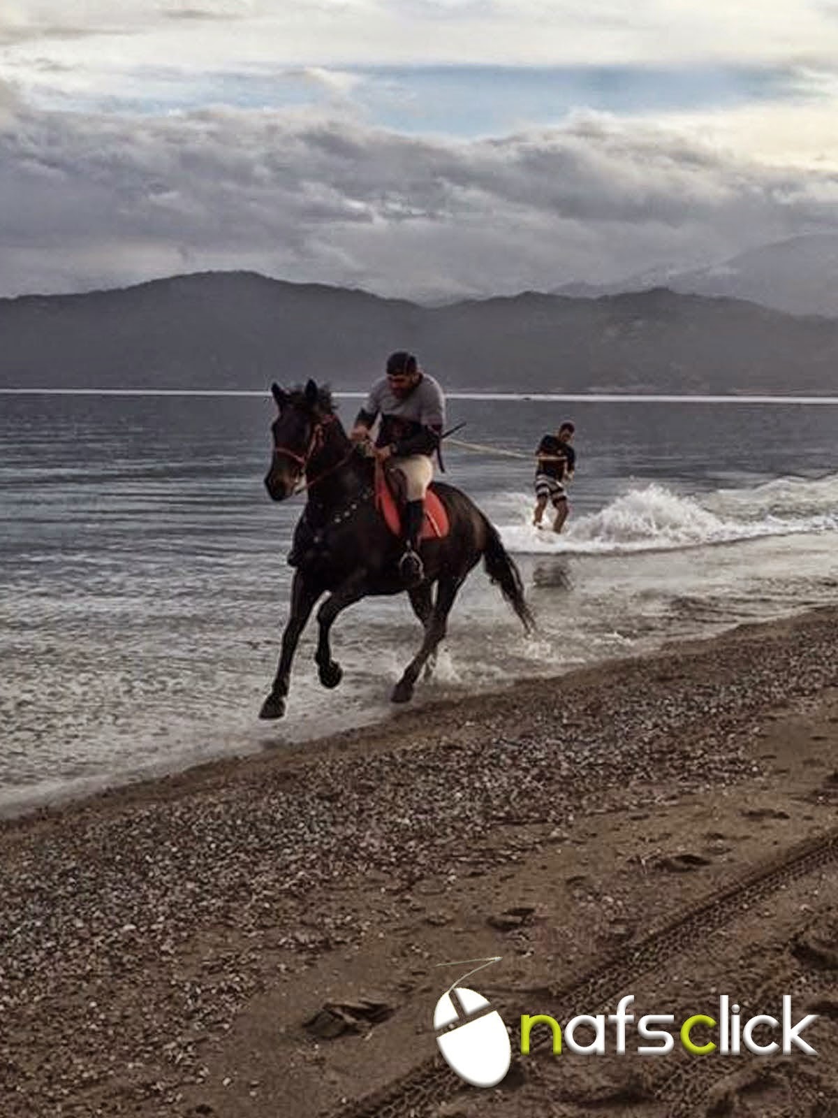 Horse Surfing: Ένα νέο άθλημα στη Ναύπακτο - Φωτογραφία 6