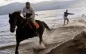 Horse Surfing: Ένα νέο άθλημα στη Ναύπακτο - Φωτογραφία 5