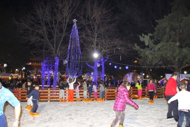 Άναψε το Χριστουγεννιάτικο Δέντρο στο Μαρούσι. Σε εορταστικούς ρυθμούς η πόλη με επίκεντρο τη φιλόξενη πλατεία Αγίας Λαύρας - Φωτογραφία 1