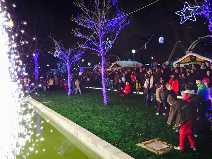 Άναψε το Χριστουγεννιάτικο Δέντρο στο Μαρούσι. Σε εορταστικούς ρυθμούς η πόλη με επίκεντρο τη φιλόξενη πλατεία Αγίας Λαύρας - Φωτογραφία 4