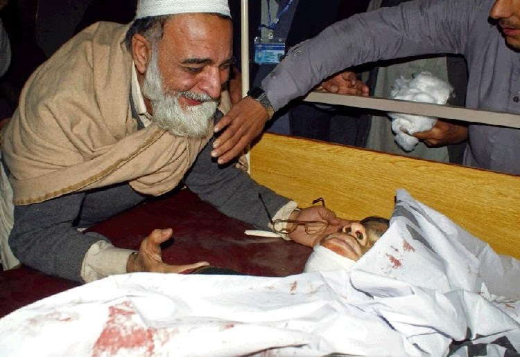 Παγκόσμιο σοκ: 136 νεκροί, οι περισσότεροι μαθητές, από την επίθεση των Ταλιμπάν σε σχολείο του Πακιστάν - Εικόνες φρίκης - Φωτογραφία 18