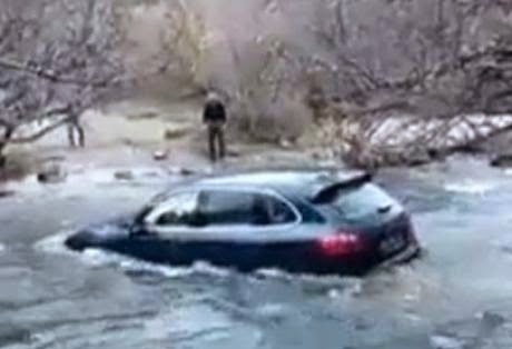 Οδηγός προσπαθεί να περάσει ποτάμι με το τζιπ του αλλά.. αλλο Καγιάκ, άλλο Καγιέν - Δείτε το video - Φωτογραφία 1