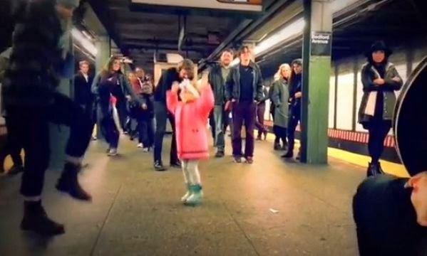 Ο χορός της μικρής στο μετρό έγινε viral με 1,3 εκατ. κλικ! [video] - Φωτογραφία 1