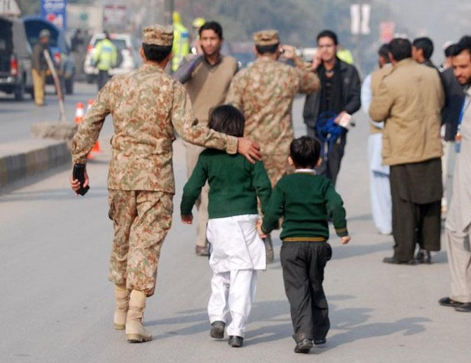 Παγκόσμιο σοκ: Πάνω από 140 νεκροί, οι περισσότεροι μαθητές, από την επίθεση των Ταλιμπάν σε σχολείο του Πακιστάν [photos] - Φωτογραφία 10