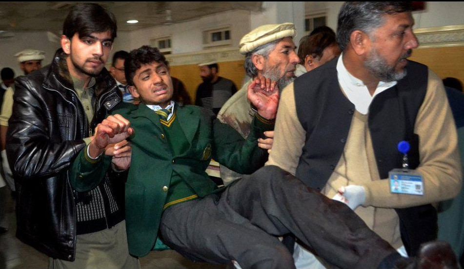 Παγκόσμιο σοκ: Πάνω από 140 νεκροί, οι περισσότεροι μαθητές, από την επίθεση των Ταλιμπάν σε σχολείο του Πακιστάν [photos] - Φωτογραφία 13