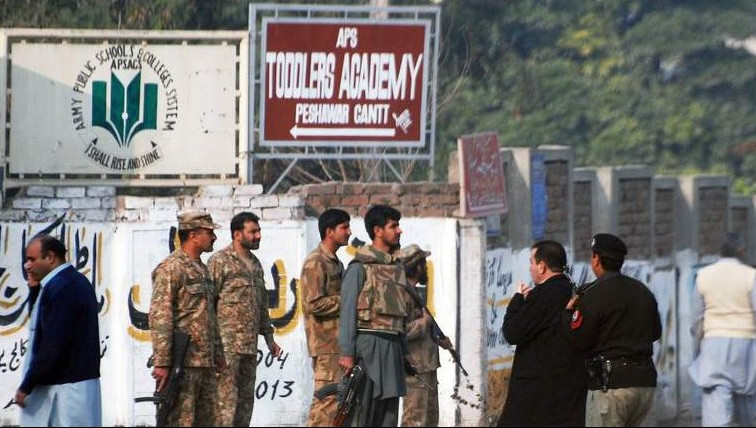 Παγκόσμιο σοκ: Πάνω από 140 νεκροί, οι περισσότεροι μαθητές, από την επίθεση των Ταλιμπάν σε σχολείο του Πακιστάν [photos] - Φωτογραφία 16