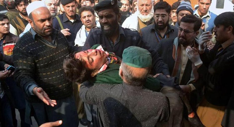 Παγκόσμιο σοκ: Πάνω από 140 νεκροί, οι περισσότεροι μαθητές, από την επίθεση των Ταλιμπάν σε σχολείο του Πακιστάν [photos] - Φωτογραφία 17