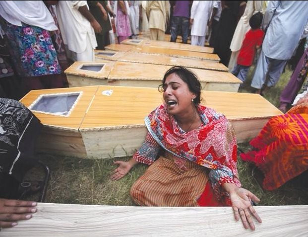 Παγκόσμιο σοκ: Πάνω από 140 νεκροί, οι περισσότεροι μαθητές, από την επίθεση των Ταλιμπάν σε σχολείο του Πακιστάν [photos] - Φωτογραφία 5