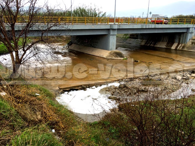 ΣΥΜΒΑΙΝΕΙ ΤΩΡΑ: Δείτε πως έγινε ο  Ξηριάς ποταμός του Βόλου μετά από απόβλητα [photos] - Φωτογραφία 4