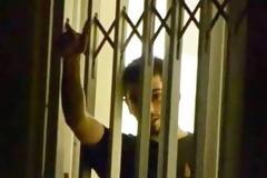 Δείτε το Νίκο Ρωμανό καταβεβλημένο,αξύριστο και με ένα ποτήρι καφέ στο χέρι... [photos]