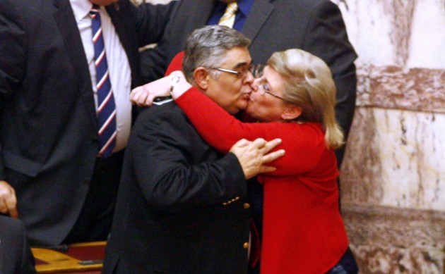 Το θερμό φιλί του ζεύγους Μιχαλολιάκου στην Βουλή [photos] - Φωτογραφία 2