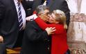 Το θερμό φιλί του ζεύγους Μιχαλολιάκου στην Βουλή [photos] - Φωτογραφία 2