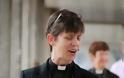 Η Εκκλησία της Αγγλίας χειροτόνησε την πρώτη γυναίκα επίσκοπο - Φωτογραφία 2