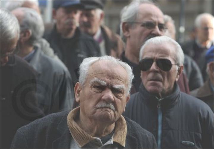 Οι συνταξιούχοι έκαναν συγκέντρωση διαμαρτυρίας έξω από το υπουργείο Εργασίας [photos] - Φωτογραφία 2