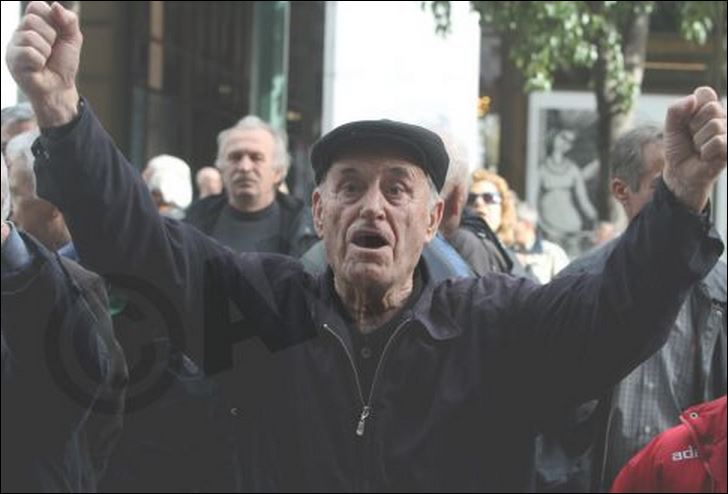 Οι συνταξιούχοι έκαναν συγκέντρωση διαμαρτυρίας έξω από το υπουργείο Εργασίας [photos] - Φωτογραφία 4