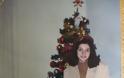 ΑΠΙΣΤΕΥΤΟ: Δείτε την Σάσα Σταμάτη να ποζάρει μπροστά στο Χριστουγεννιάτικο δέντρο πριν χρόνια [photos] - Φωτογραφία 4